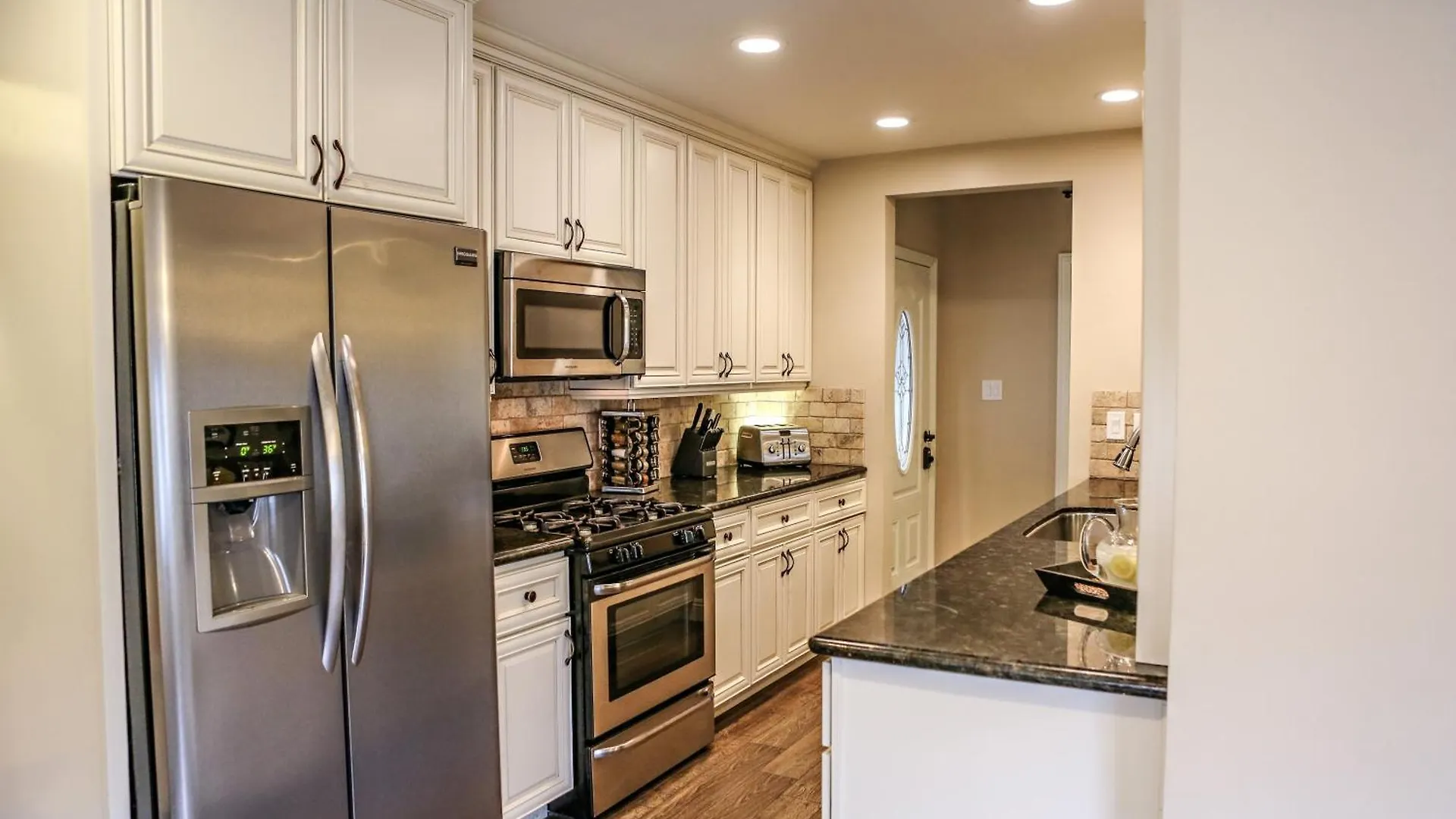 Wonderful 4 Bedroom 3 Bath Pool Home 3/4 Mile To Disney Anaheim Nyaraló